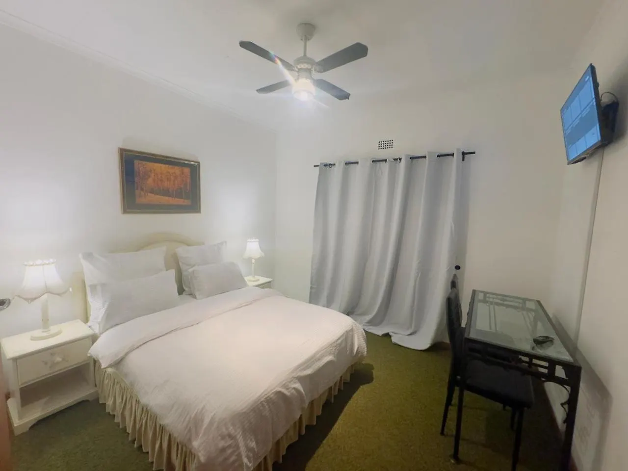 Leisure Lodges Middle Room contacts